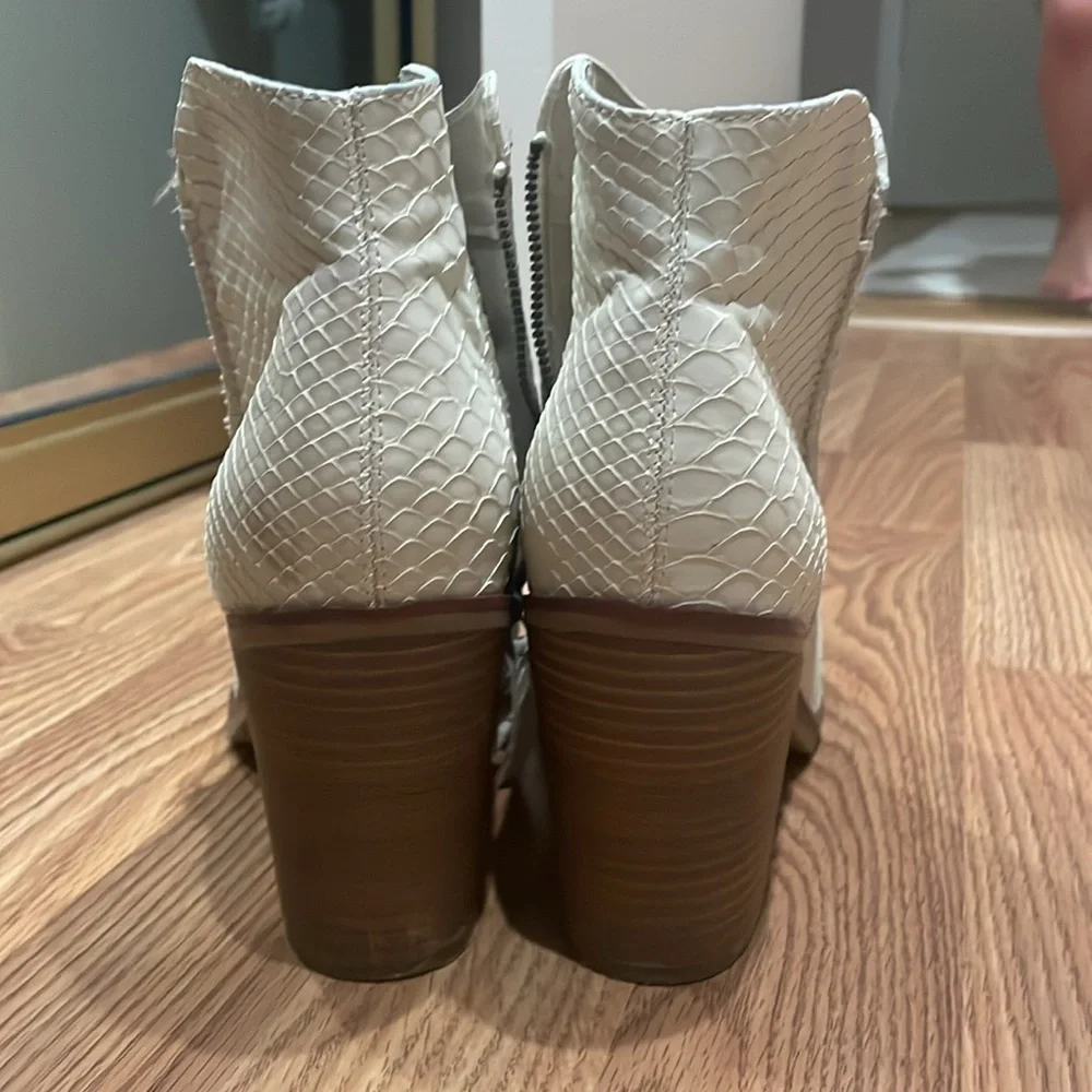 Short boot cream color with tan brown sole size 8.5 women alligator, pattern, - Picture 3 of 6